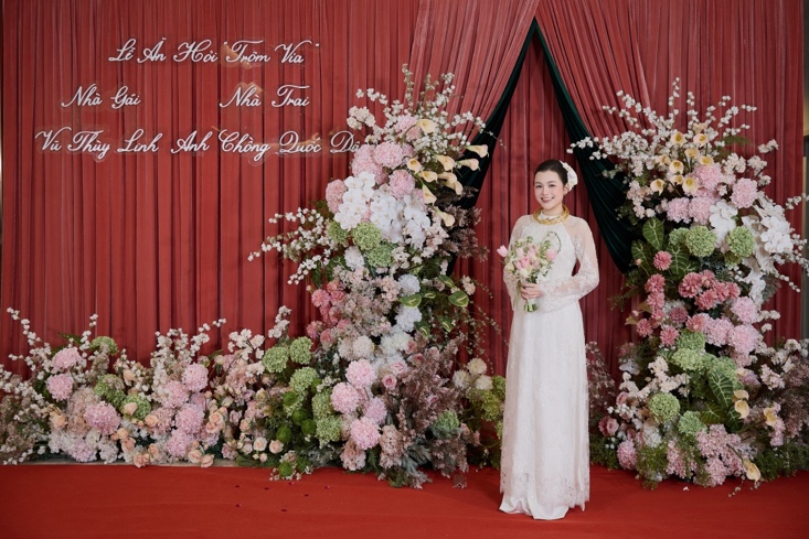 Vũ Thuỳ Linh tại buổi ra mắt MV Trộm vía, sự kiện được dàn dựng như một lễ ăn hỏi thực sự.