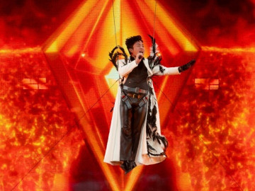 Tùng Dương đu dây xuống sân khấu, vừa nhảy vừa hát "Ngày chưa giông bão" bản remix