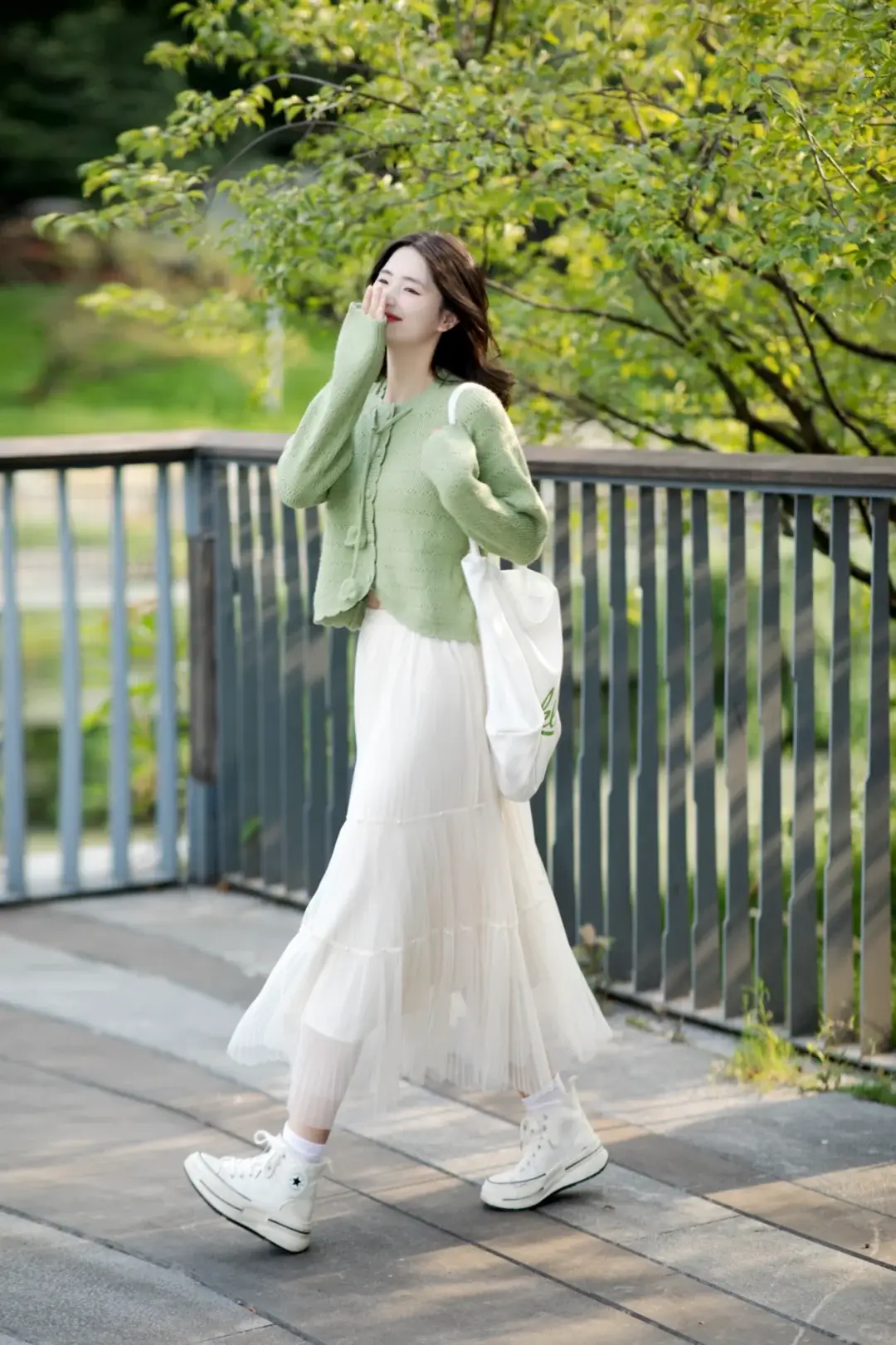 10 outfit với chân váy dài giúp chị em đẹp như nữ thần mùa xuân, ai cũng tưởng là hot girl mạng - 6