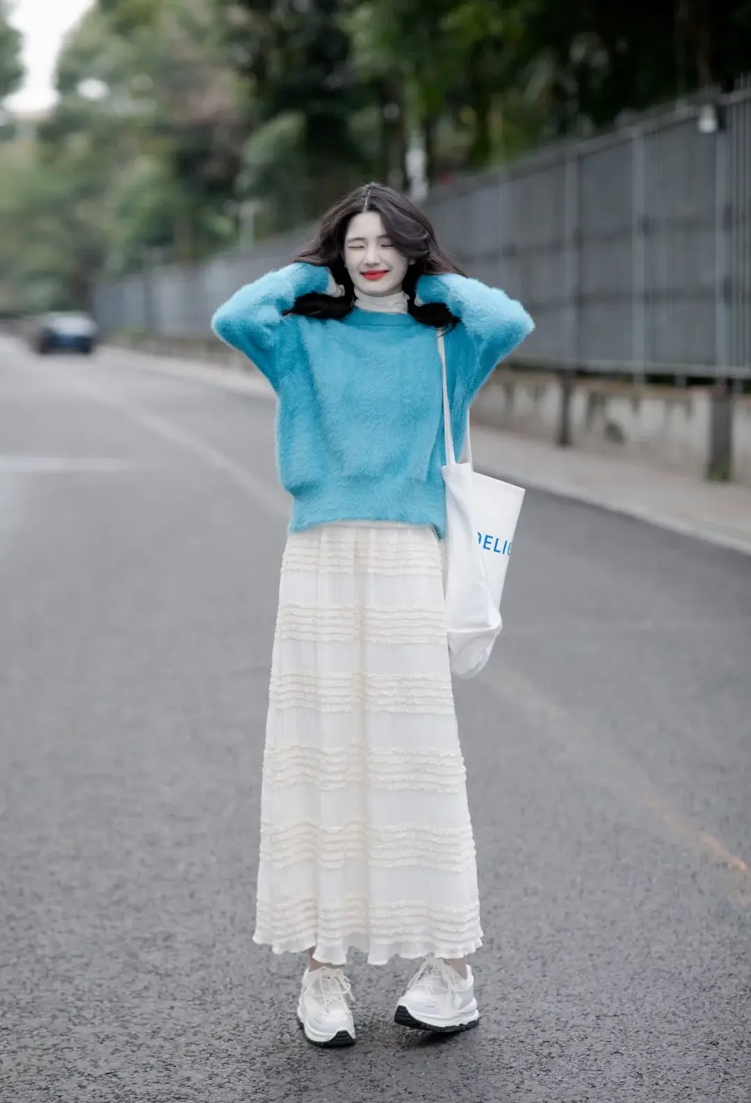 10 outfit với chân váy dài giúp chị em đẹp như nữ thần mùa xuân, ai cũng tưởng là hot girl mạng - 8