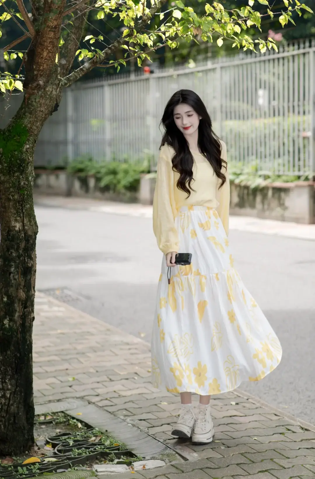 10 outfit với chân váy dài giúp chị em đẹp như nữ thần mùa xuân, ai cũng tưởng là hot girl mạng - 4