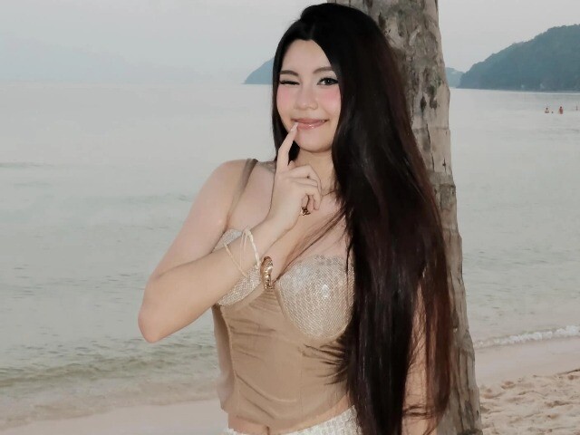 Con gái út của Quyền Linh diện đồ tôn dáng tuổi 18