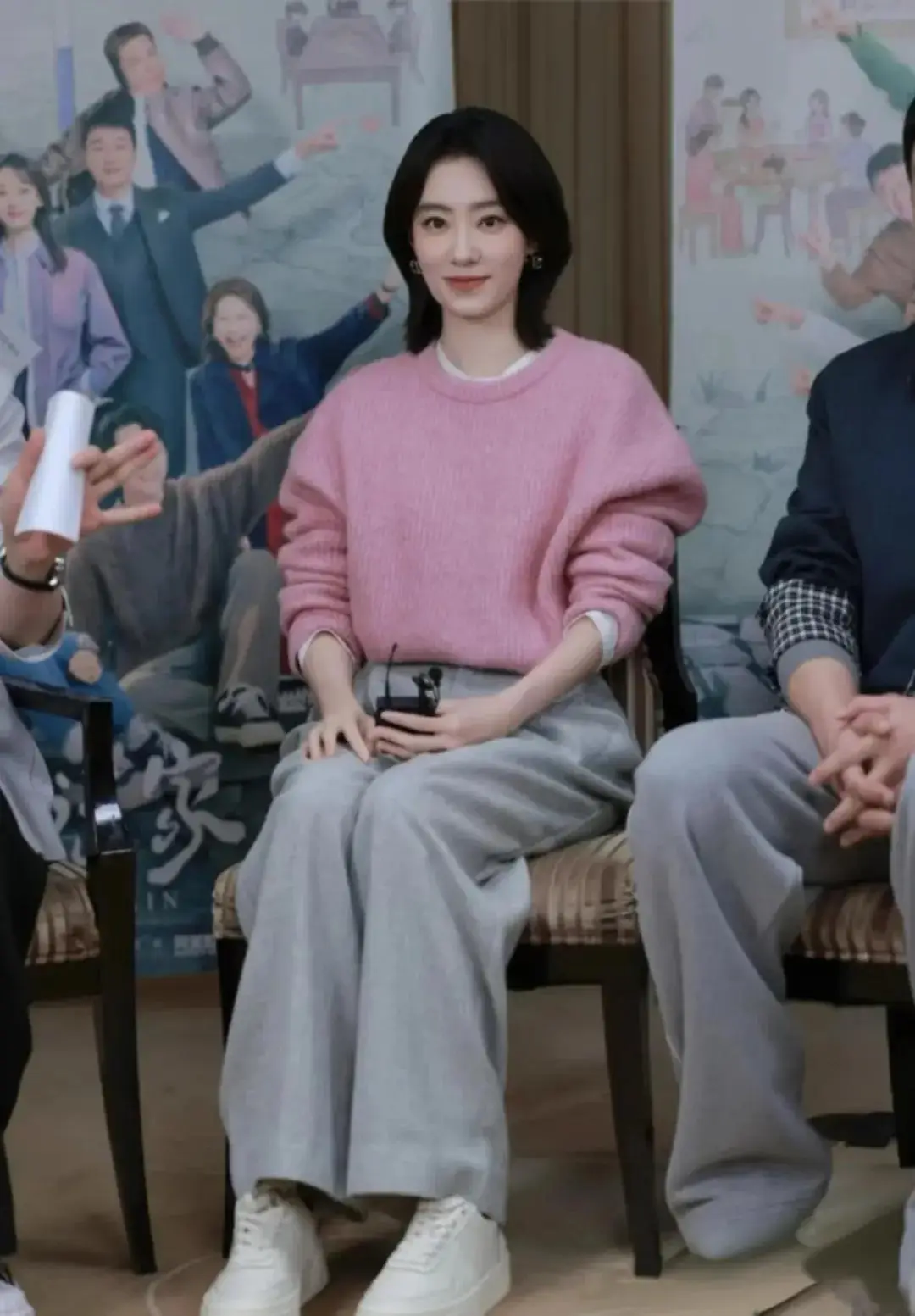 Phụ nữ U40 đừng chỉ diện màu trung tính: 6 combo màu nổi giúp trẻ như đôi mươi mà không hề amp;#34;cưa sừng làm nghéamp;#34; - 1