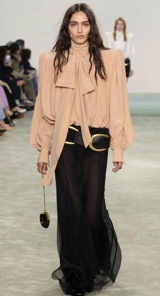 Có kiểu áo mặc quanh năm không chán, amp;#34;cânamp;#34; mọi thời tiết dù 10 hay 30 độ, phối với đồ nào cũng hợp mốt - 1