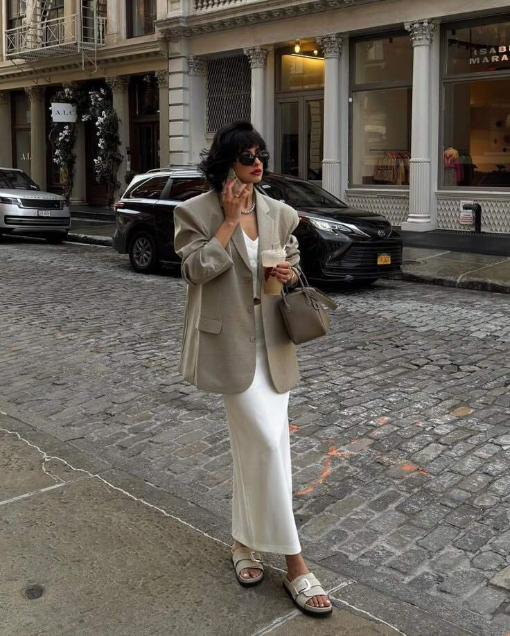 Chân váy satin chưa từng hết hot, áp dụng 4 mẹo phối đồ giúp chị em có ngay outfit công sở thời thượng mùa đông - 2