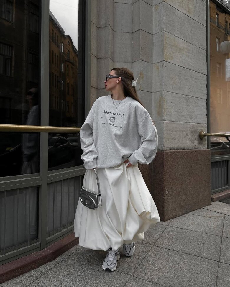 Váy satin dáng xòe lại toát lên sự duyên dáng, tinh nghịch, gợi cảm giác nhẹ nhàng và bồng bềnh như một nàng công chúa.