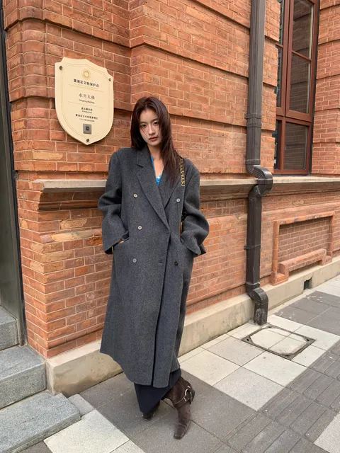 Không cần sắm nhiều đồ đông, chỉ với 10 món này cũng giúp chị em xây tủ quần áo thanh lịch, đi làm ai cũng khen - 1