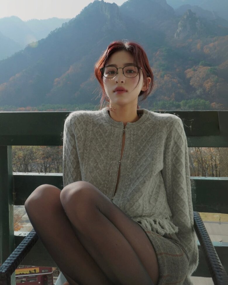 Qua 30 tuổi ai cũng nên sắm kiểu áo này, sang hơn áo nỉ mà ấm chẳng kém áo len, mặc 1 lần là mê - 3