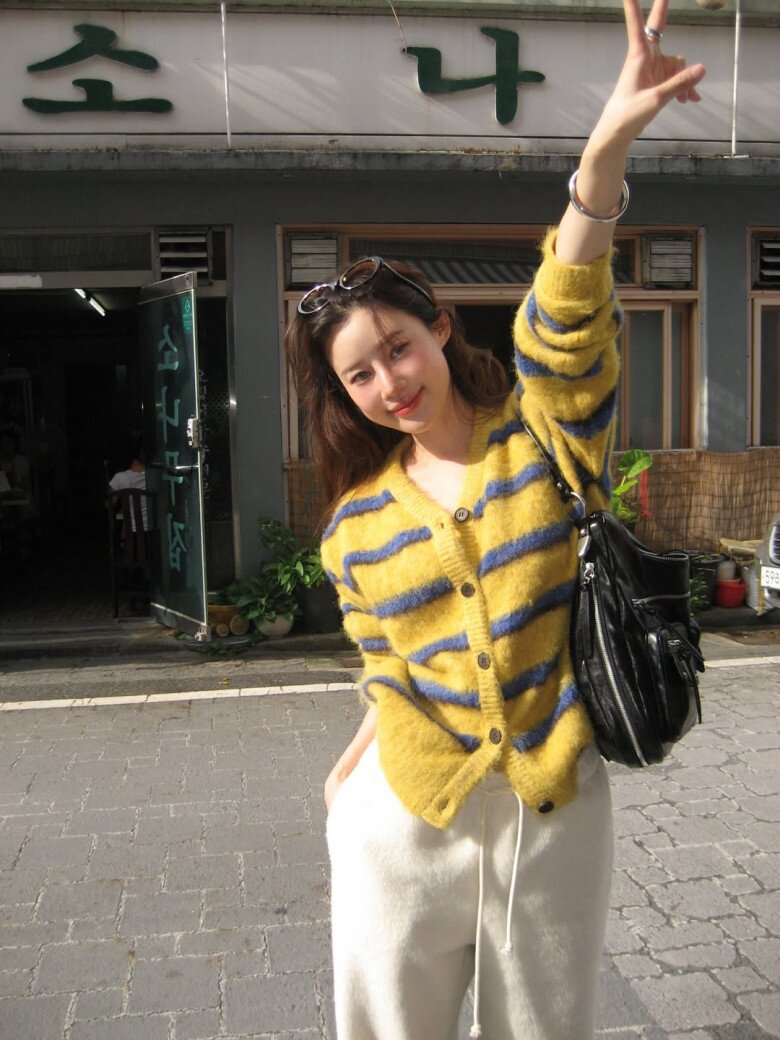 Qua 30 tuổi ai cũng nên sắm kiểu áo này, sang hơn áo nỉ mà ấm chẳng kém áo len, mặc 1 lần là mê - 5