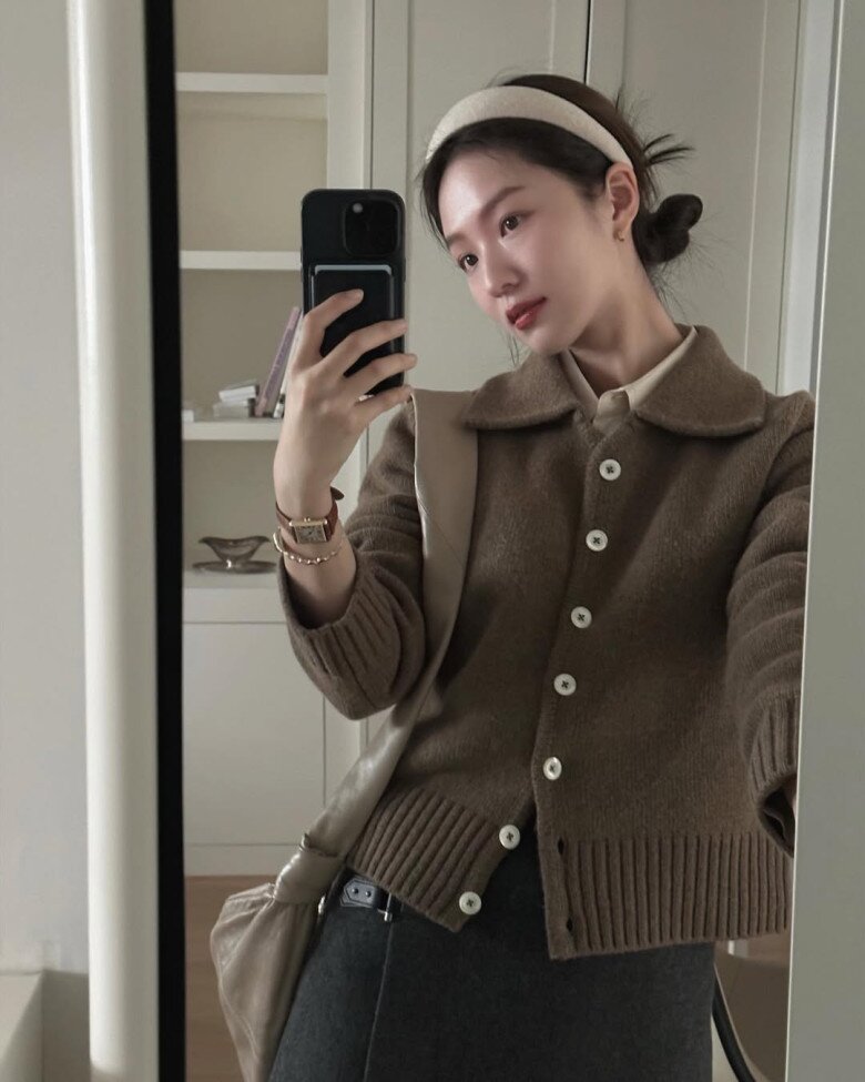 Qua 30 tuổi ai cũng nên sắm kiểu áo này, sang hơn áo nỉ mà ấm chẳng kém áo len, mặc 1 lần là mê - 4