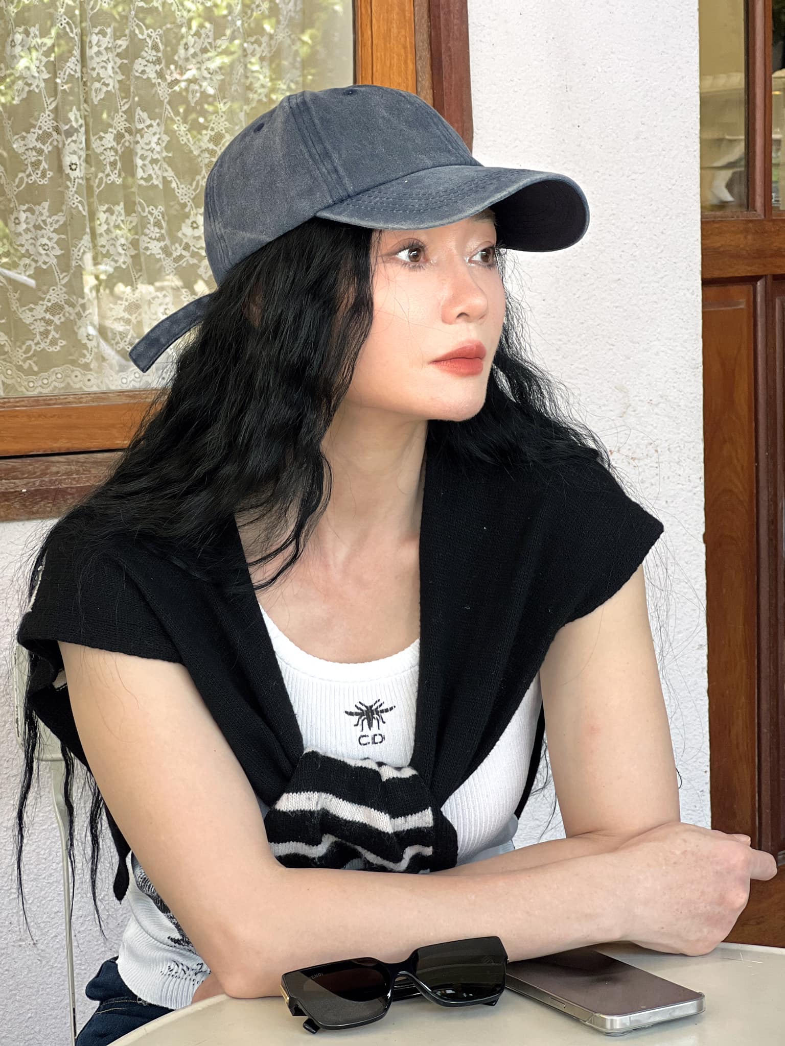 Phong cách ăn mặc đời thường trẻ trung, nữ tính giúp cô như trẻ lại chục tuổi.