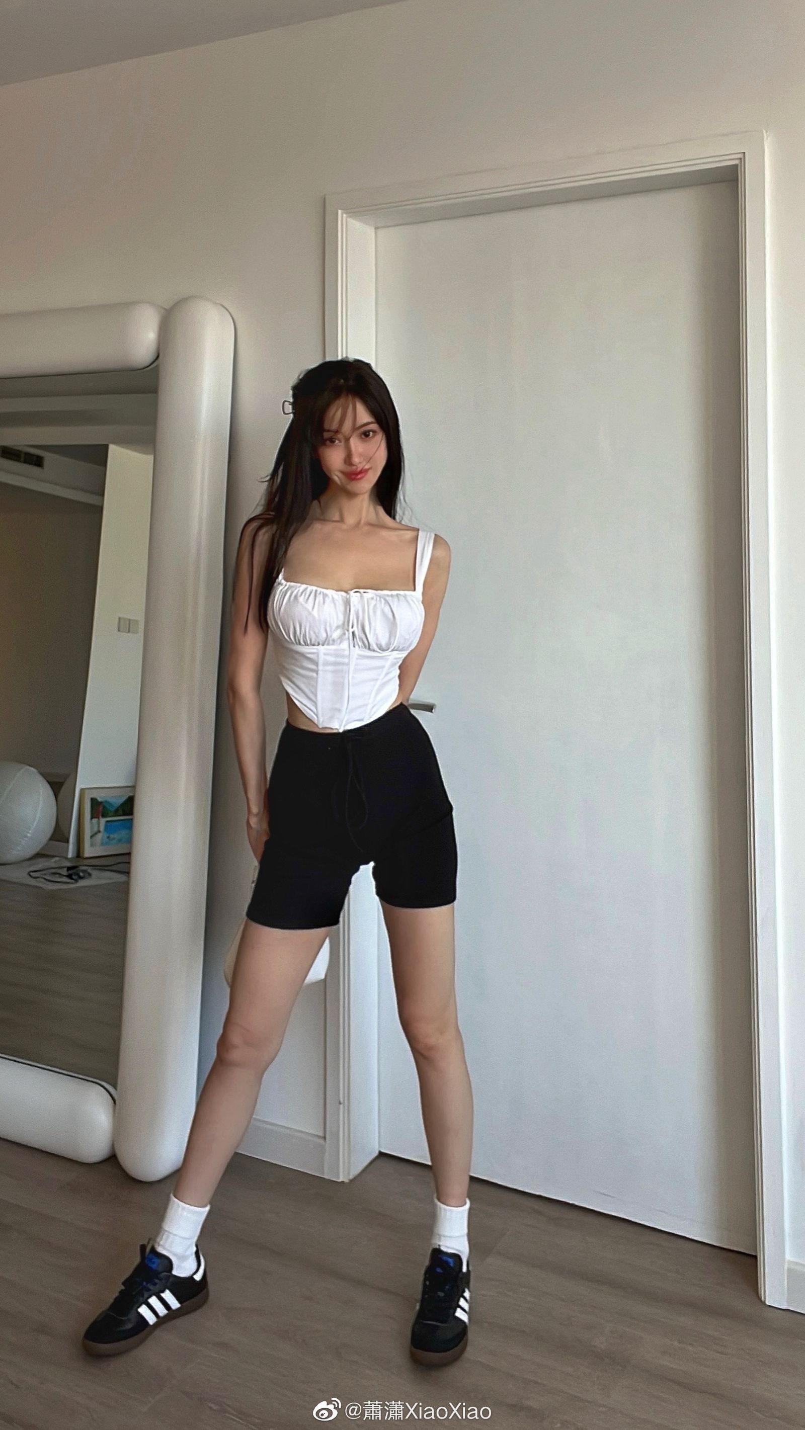 Vóc dáng nuột nà, quyến rũ với eo thon, hông nở của Tiêu Tiêu.