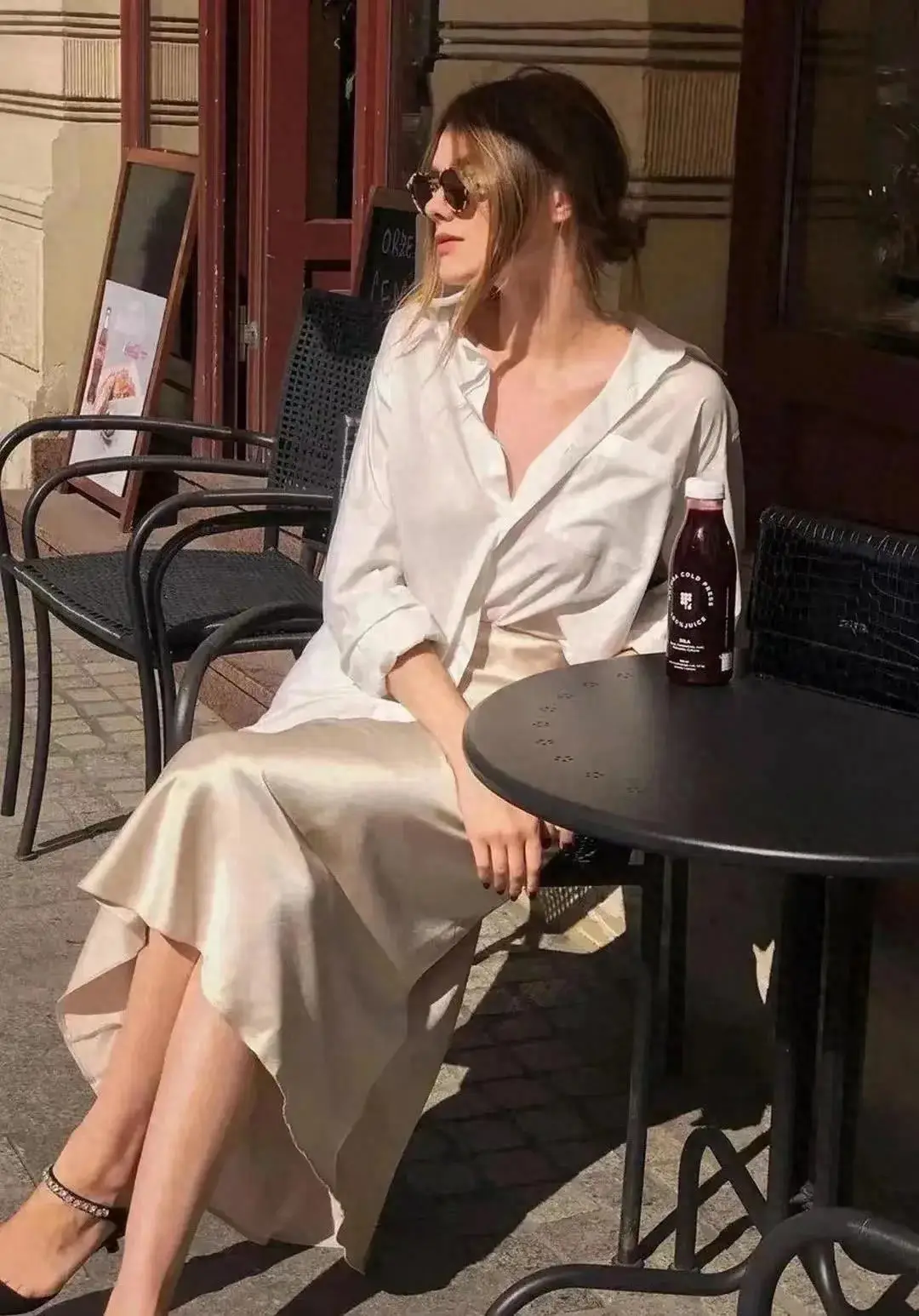 5 kiểu chân váy midi sẽ khiến chị em mê mẩn Xuân Hè này: Vừa dễ mặc vừa tôn dáng, mix đồ kiểu gì cũng đẹp - 7