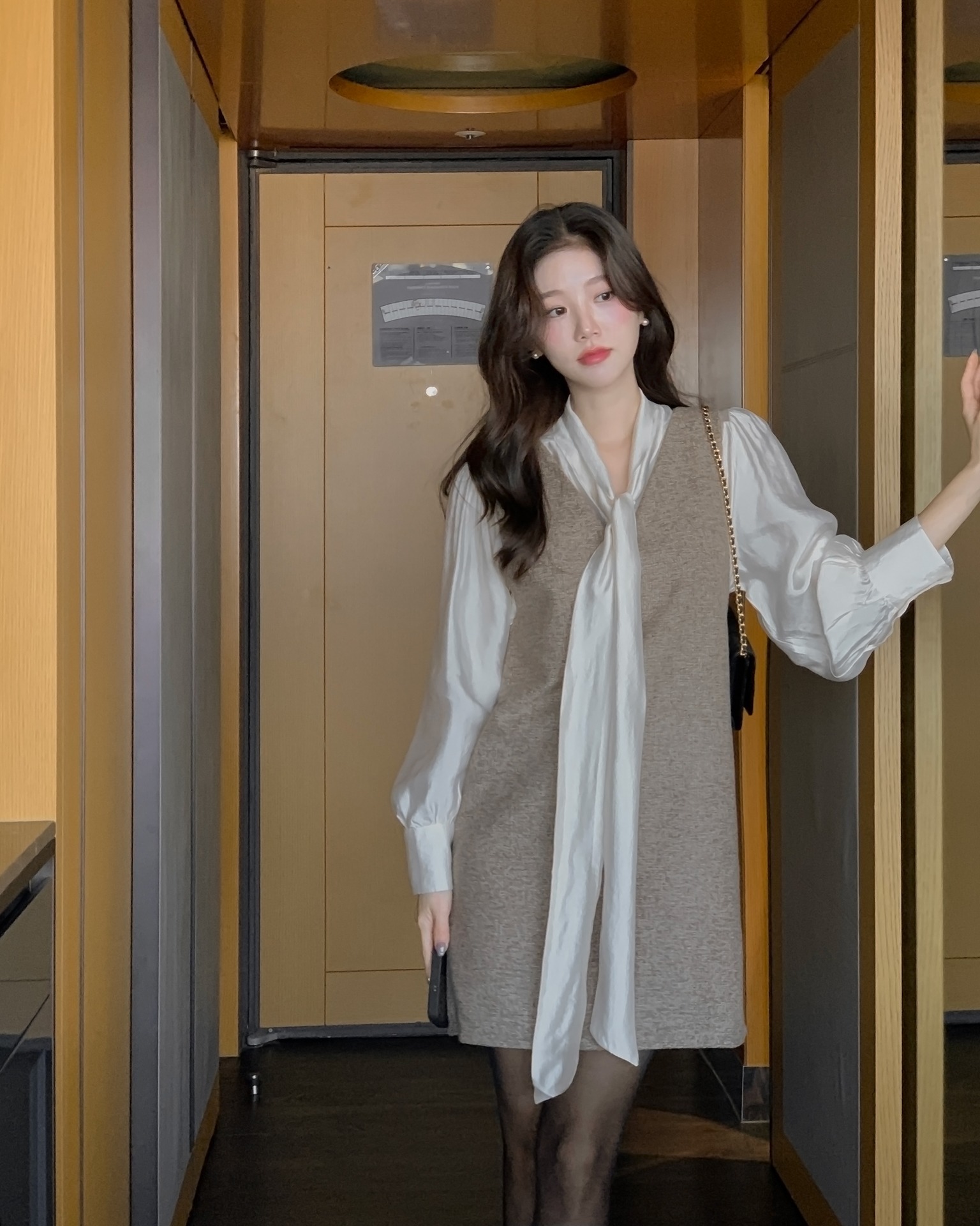 Mùa xuân năm nay, kiểu áo sơ mi này bất ngờ hot trở lại: Thanh lịch, đẹp tinh tế, rất hợp với chị em công sở - 6