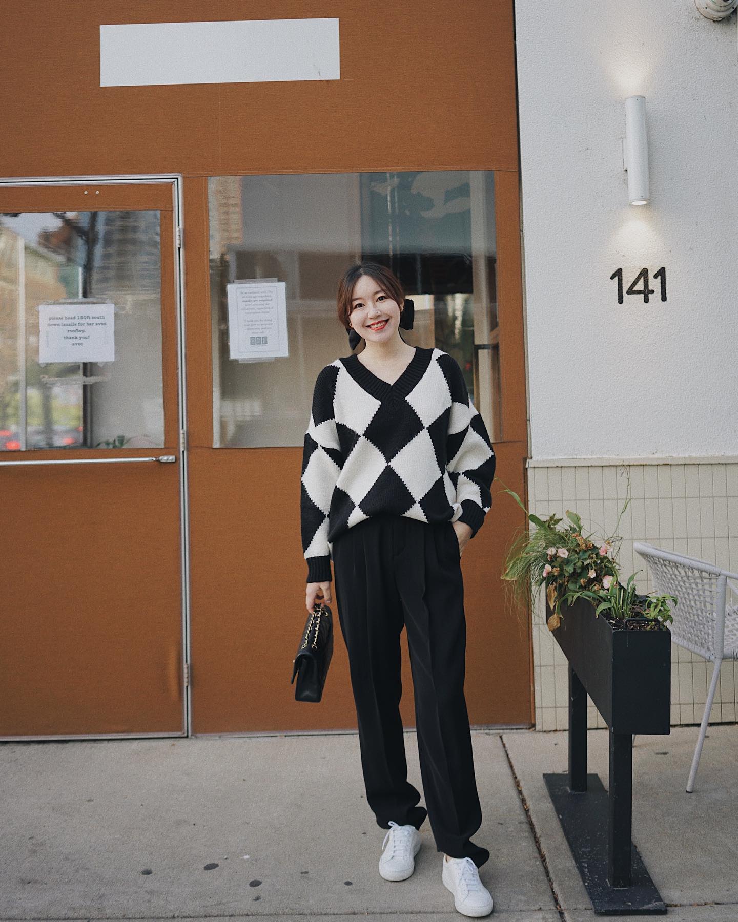 Mùa đông không thể thiếu một chiếc quần đen, đây là 4 kiểu tôn dáng đáng đầu tư nhất năm nay - 10