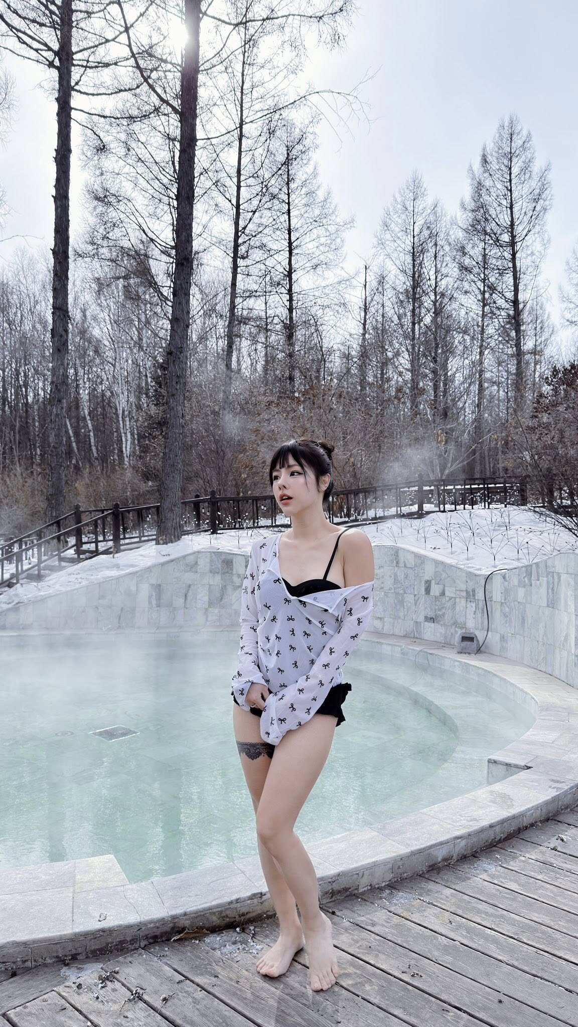 Nữ MC mặc bộ đồ bikini đen liền mảnh phối cùng áo họa tiết mỏng tạo nên nét đẹp nửa kín nửa hở hút mắt.