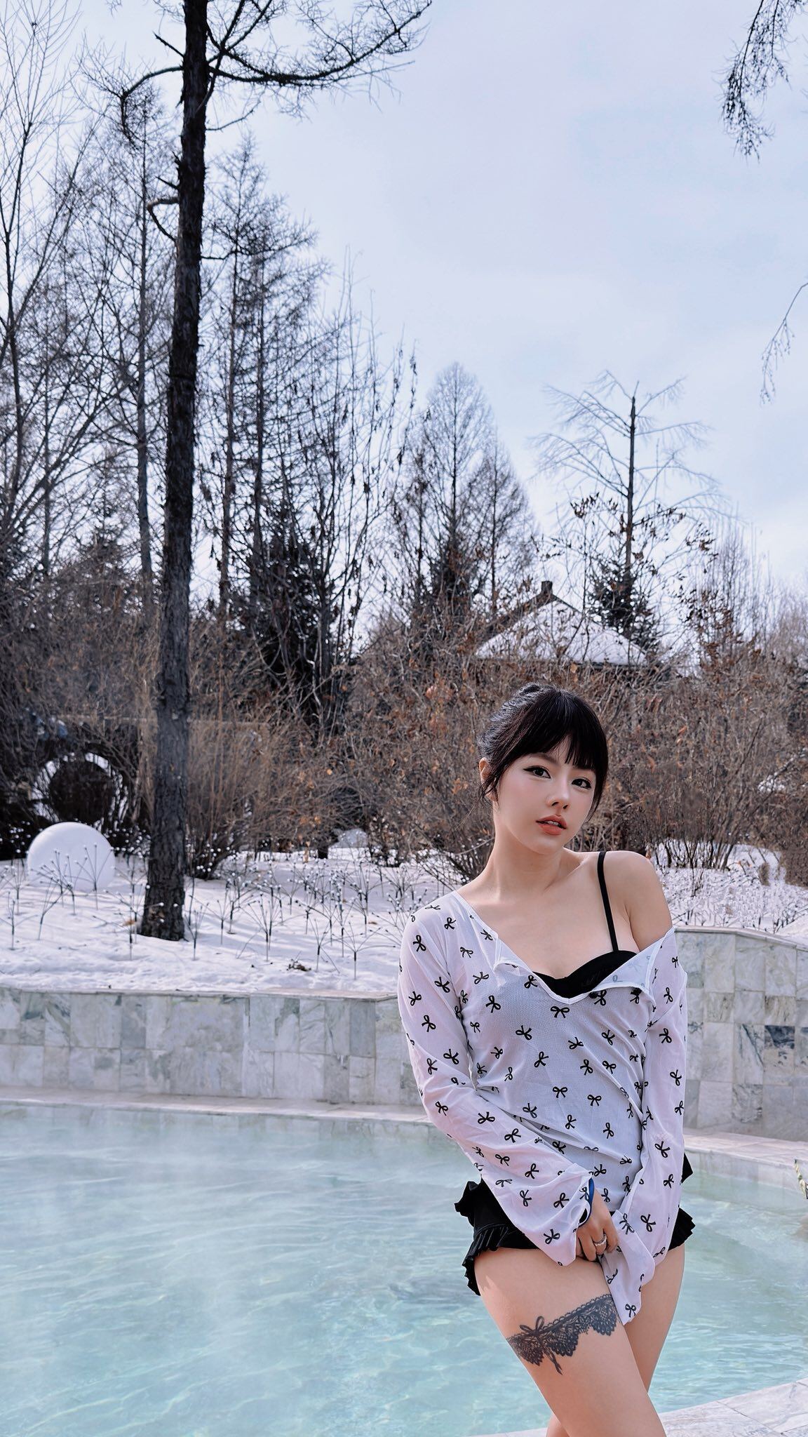 Vợ hơn 6 tuổi của Huỳnh Anh khoe dáng nóng bỏng khi đi bơi dưới thời tiết -27 độ C, kêu thiệt thòi vì thiếu chồng - 2