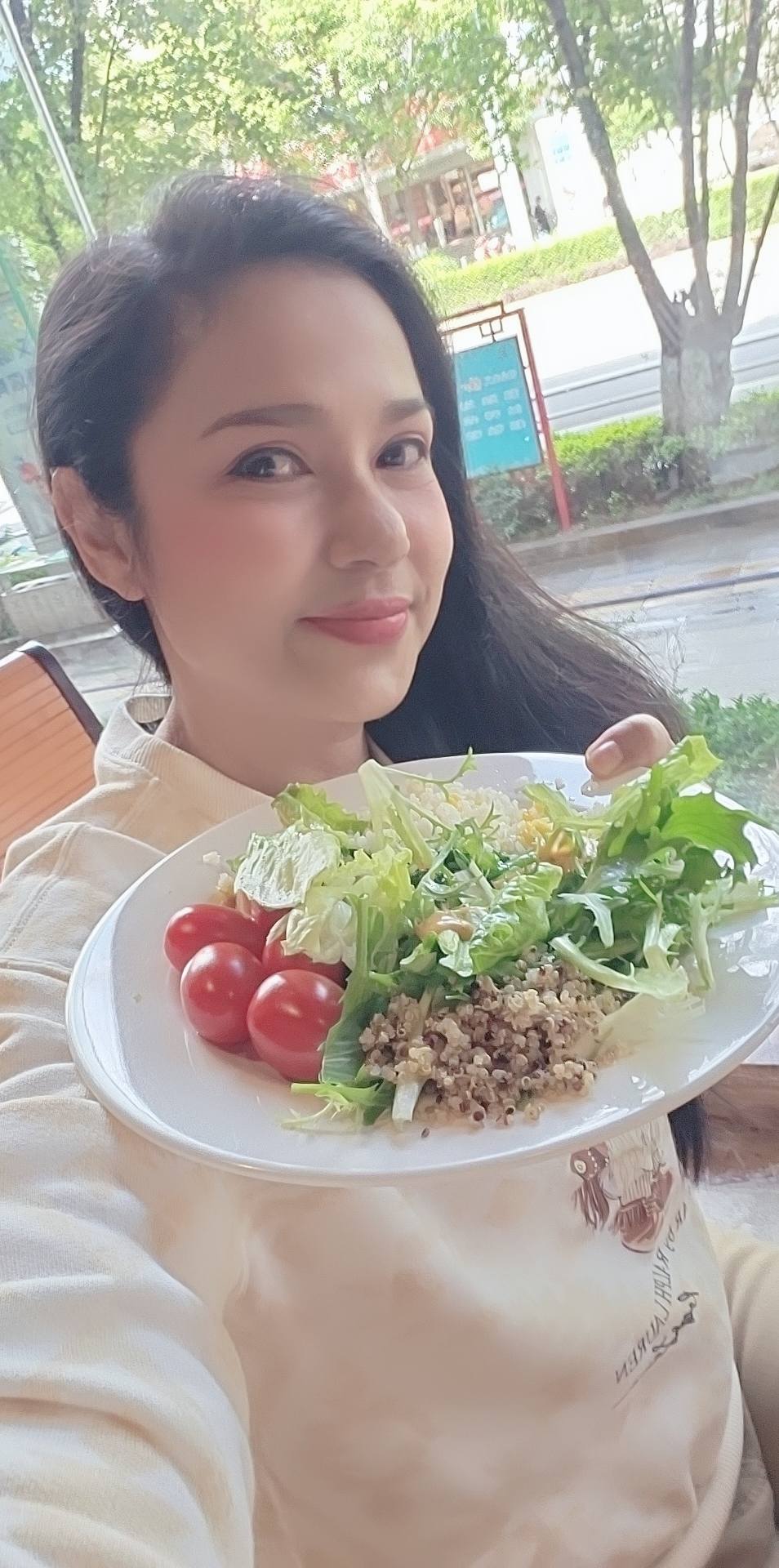 Nhan sắc được khen đẹp từ trong bụng mẹ của Việt Trinh cho đến hiện tại vẫn khiến nhiều người trầm trồ.