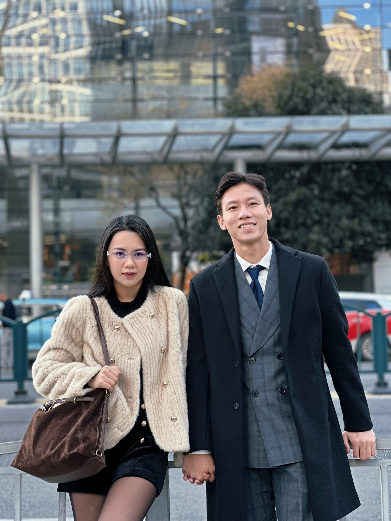 Cô cũng thường xuyên ăn mặc đồng điệu với ông xã.