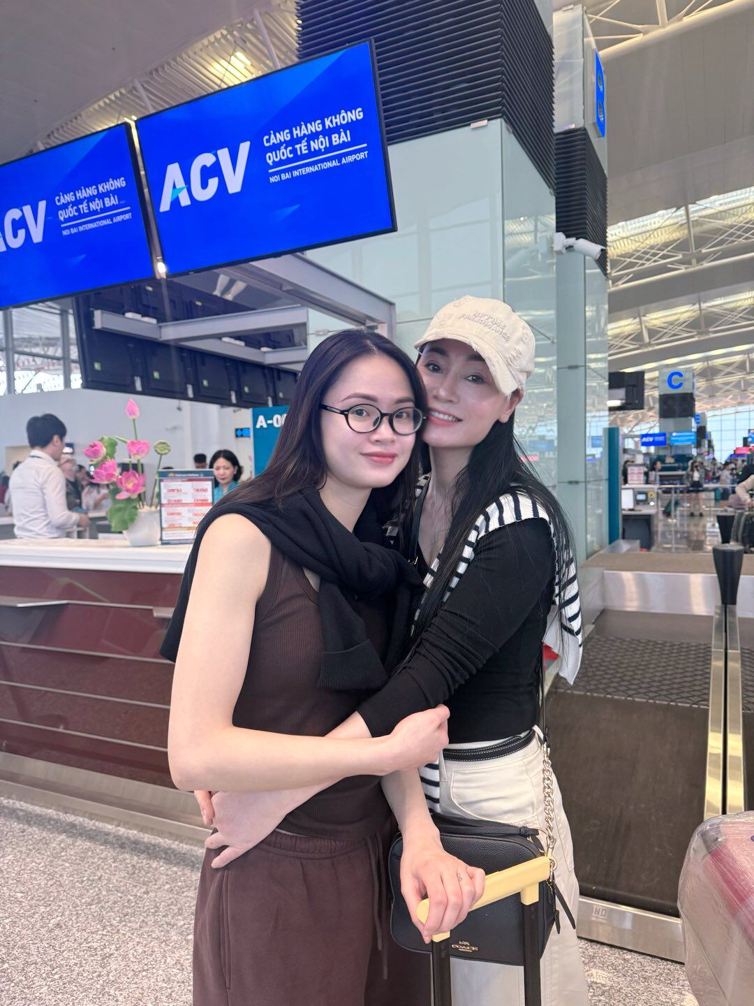 Gương mặt với làn da mịn màng cùng phong cách ăn mặc trẻ trung đã giúp diễn viên Thu Phương thành công hack tuổi, trông tươi trẻ không kém con gái.