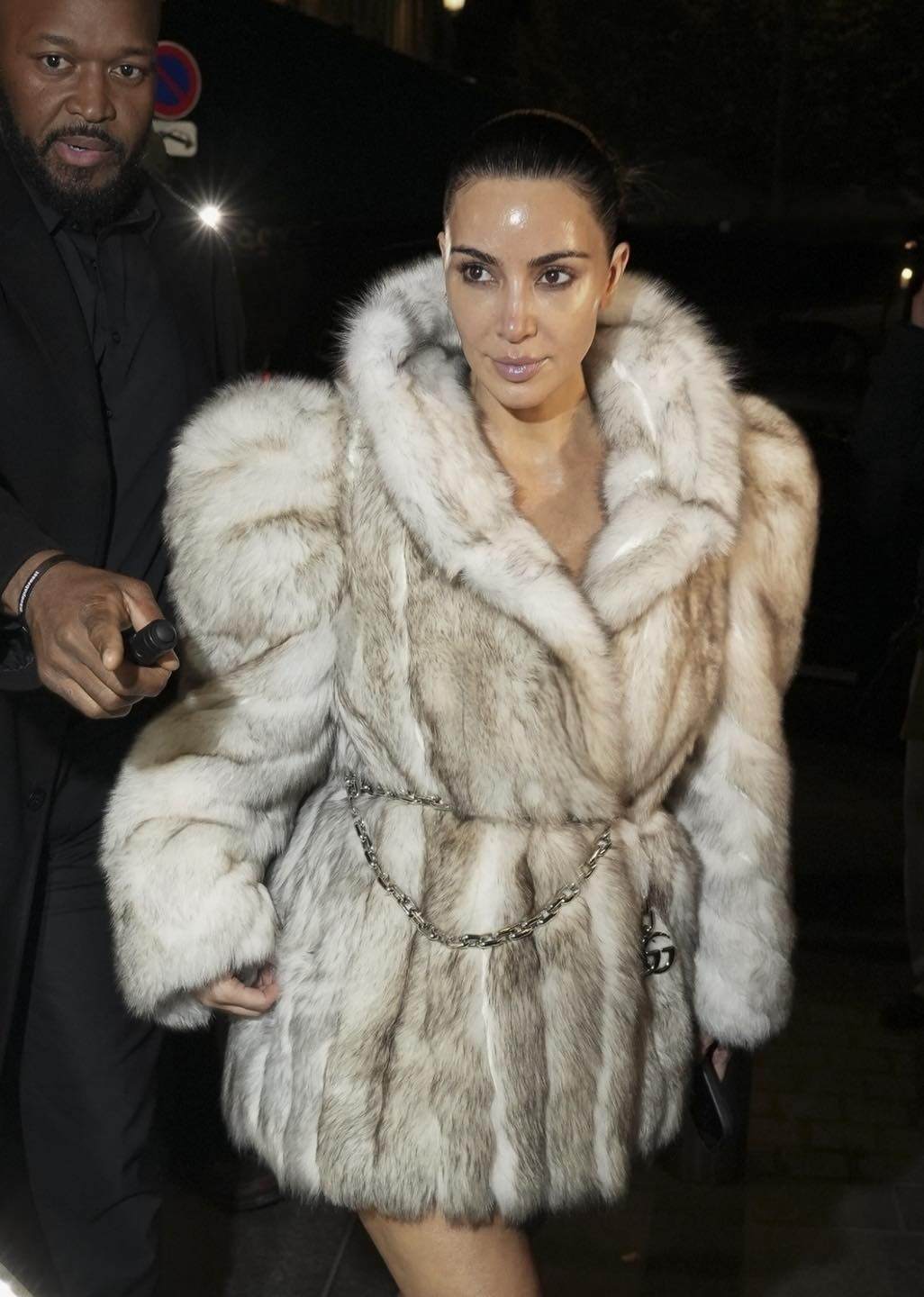 Hồ Ngọc Hà mặc áo khoác hơn 600 triệu đồng theo mốt amp;#34;giấu quầnamp;#34; khoe amp;#34;cặp kiếm Nhậtamp;#34; cực bén trên phố - 8