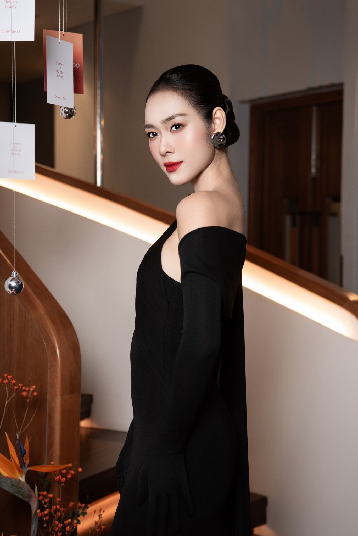 Việt Nam có một mỹ nhân đẹp đến mức amp;#34;không ai dám đứng cạnhamp;#34;, lấy chồng năm 19 tuổi nay ở nhà phố 100m2 - 4