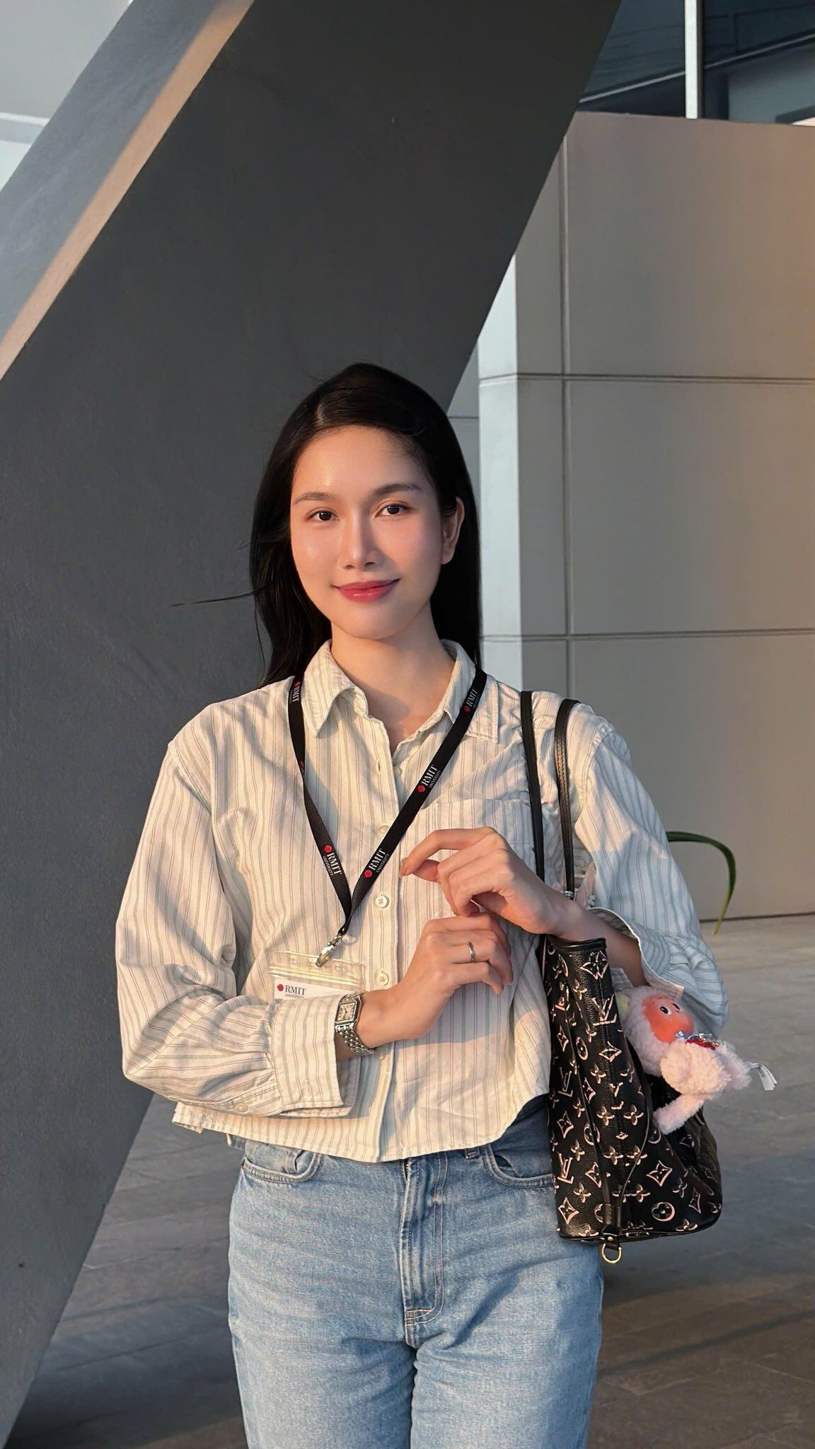 Khi đi sự kiện hay ở đời thường, cô đều ưu tiên những thiết kế thanh lịch, duyên dáng. Trên giảng đường, cô cũng duy trì hình ảnh lịch sự với sơ mi, quần dài.