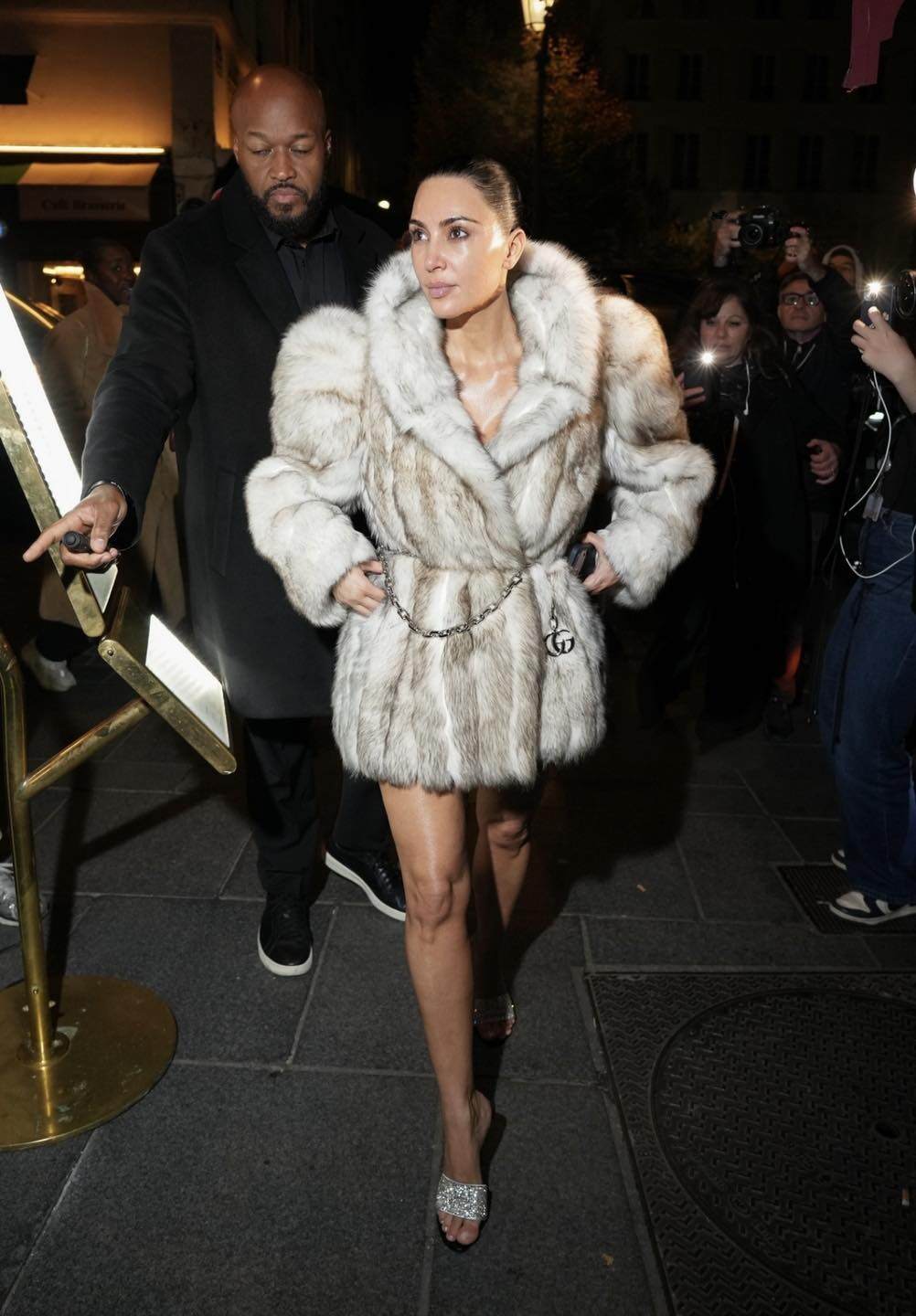 Hồ Ngọc Hà mặc áo khoác hơn 600 triệu đồng theo mốt amp;#34;giấu quầnamp;#34; khoe amp;#34;cặp kiếm Nhậtamp;#34; cực bén trên phố - 7