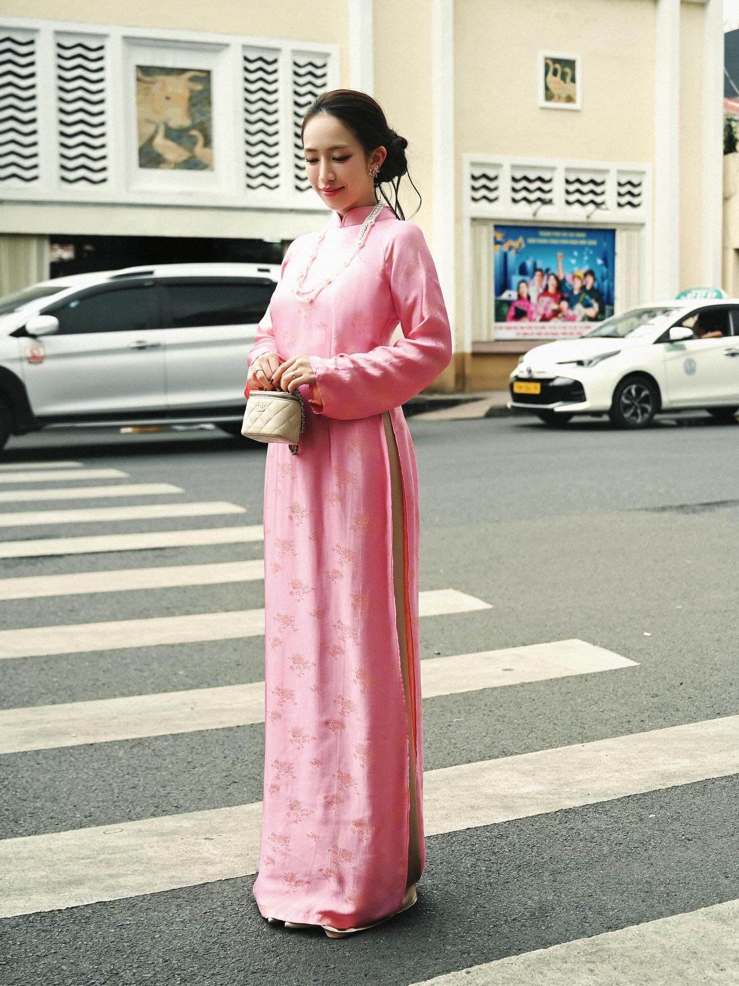 amp;#34;Đối thủamp;#34; của Chi Pu dịp Tết qua: Mỗi ngày một bộ áo dài, bà ba không trùng lặp, phối với túi trăm triệu đi chợ - 10