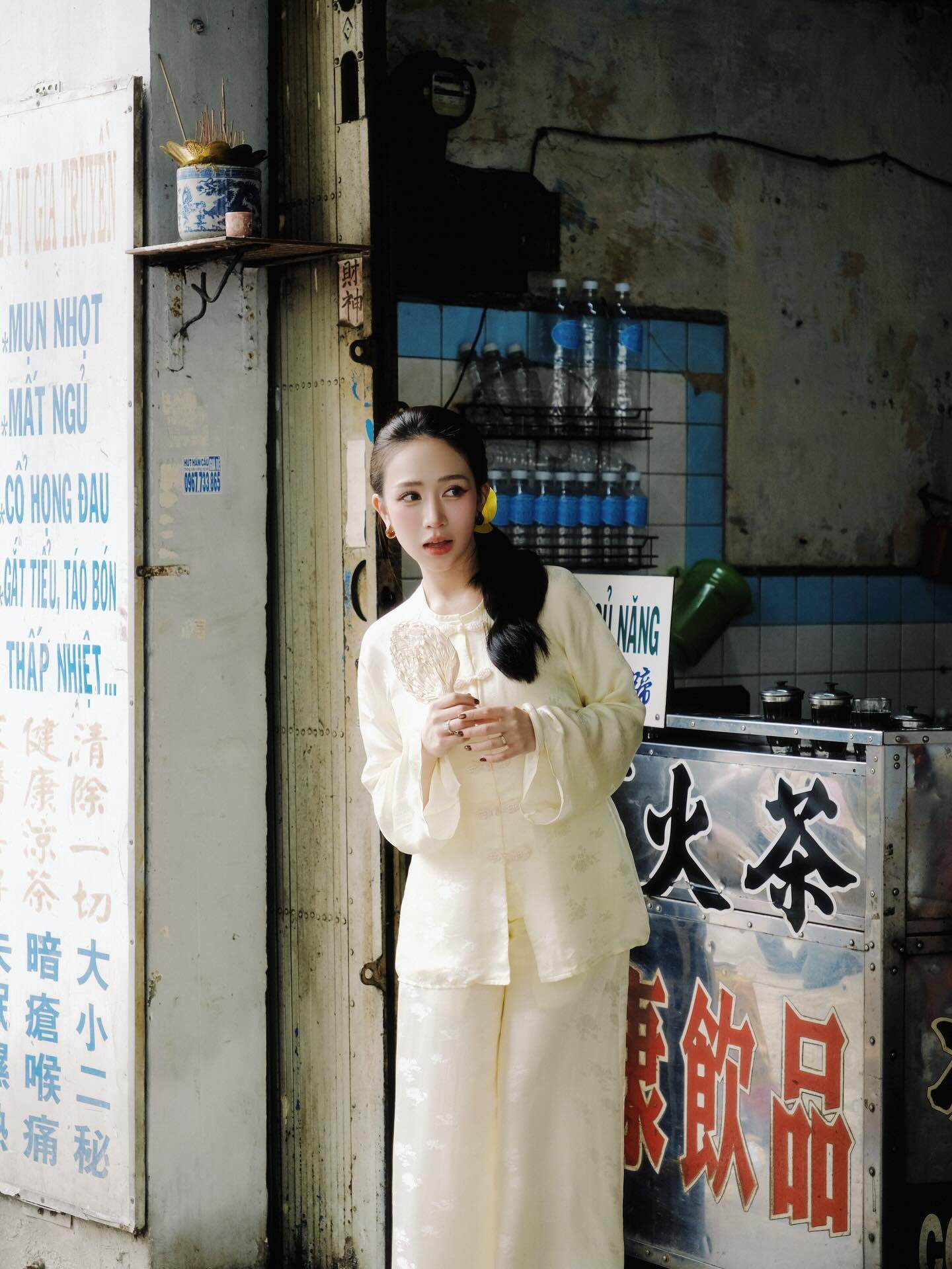 amp;#34;Đối thủamp;#34; của Chi Pu dịp Tết qua: Mỗi ngày một bộ áo dài, bà ba không trùng lặp, phối với túi trăm triệu đi chợ - 8