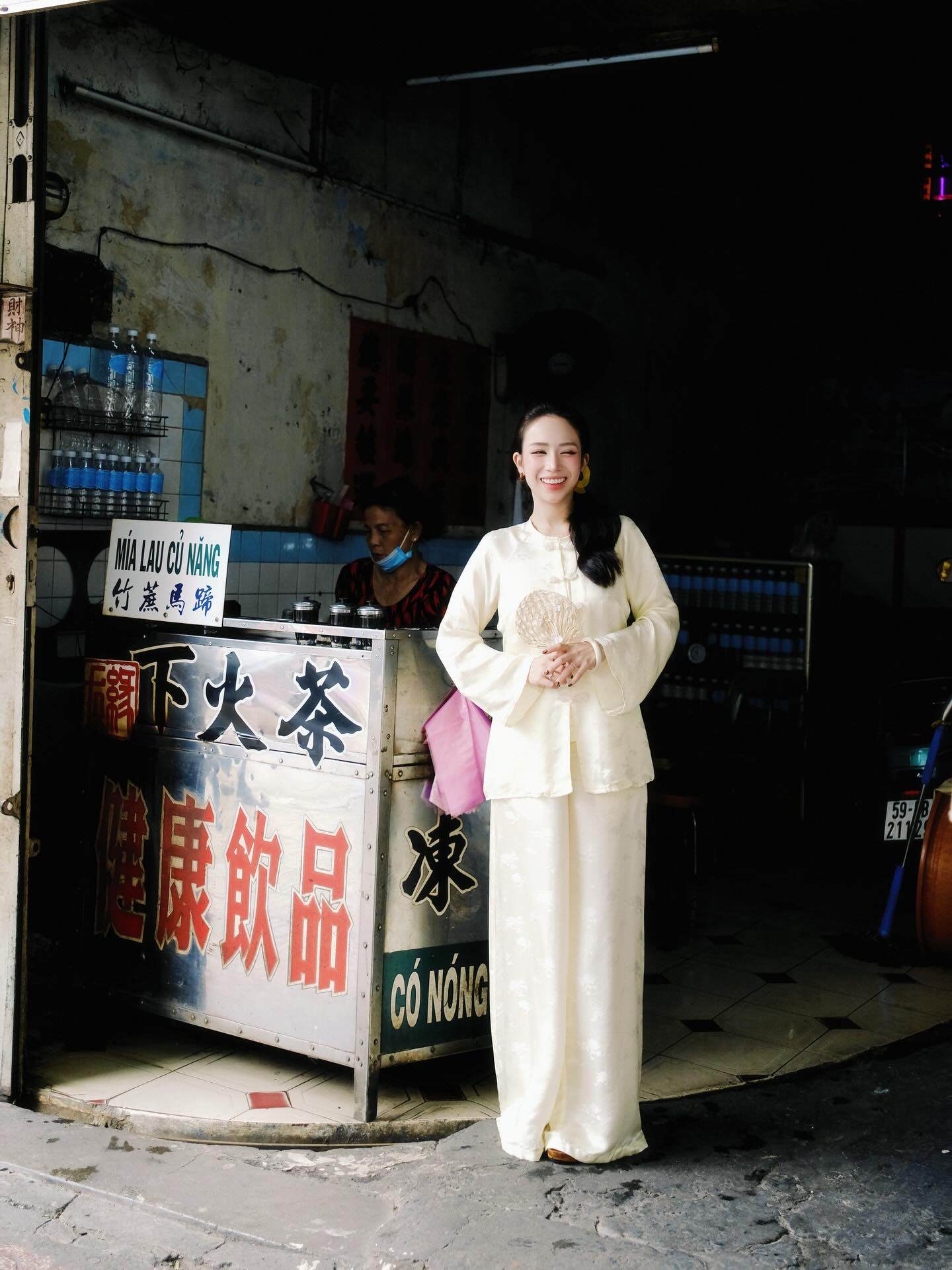 amp;#34;Đối thủamp;#34; của Chi Pu dịp Tết qua: Mỗi ngày một bộ áo dài, bà ba không trùng lặp, phối với túi trăm triệu đi chợ - 9