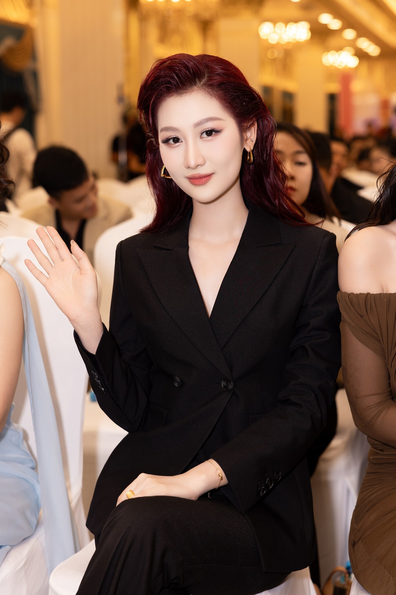 Gần triệu lượt xem hoa hậu Quế Anh amp;#34;lột xácamp;#34; với mái tóc đỏ, body uốn lượn quyến rũ khiến fan đòi đi thi lại gấp - 12