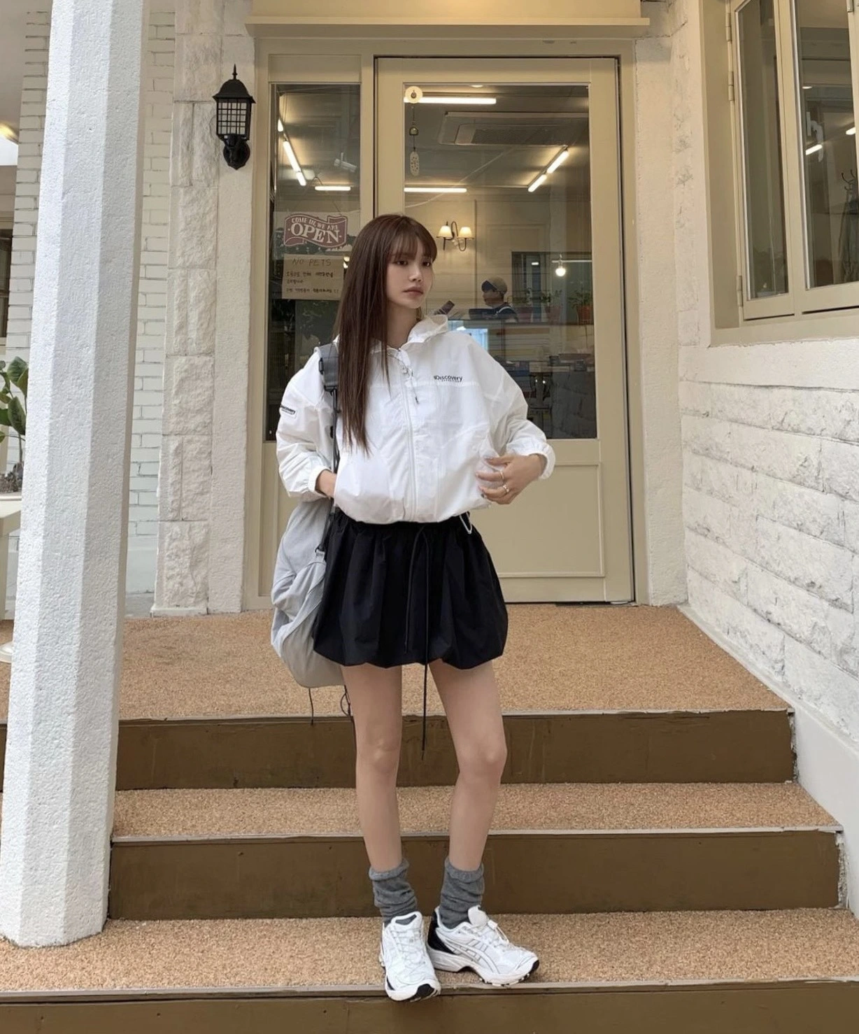 5 kiểu chân váy midi sẽ khiến chị em mê mẩn Xuân Hè này: Vừa dễ mặc vừa tôn dáng, mix đồ kiểu gì cũng đẹp - 10