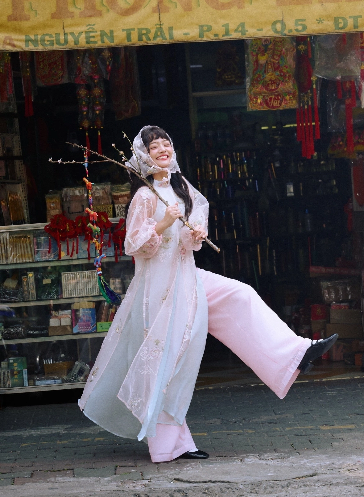 Mua giày gì để mặc với áo dài? 5 đôi giày đẹp lại tôn dáng, amp;#34;kéo dài chânamp;#34; cho hội chị em xúng xính đi chơi Tết - 14