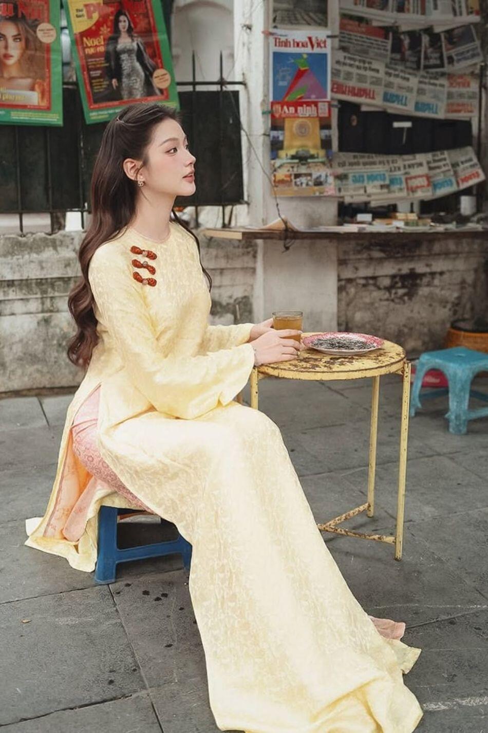 Chị em chọn áo dài Tết màu gì để amp;#34;hút lộcamp;#34; cả năm lại tôn cả da lẫn dáng? Người khôn ngoan sẽ chọn mẫu này - 2