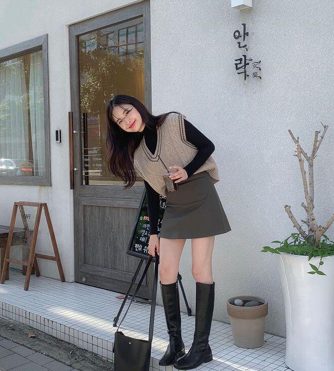 Gile len phối cùng áo cổ lọ tạo nên lớp layering ấm áp, gọn gàng và thanh lịch, giúp tổng thể trang phục mùa lạnh trông tinh tế mà vẫn thời thượng.