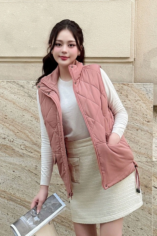 Ngoài những gam màu đen, trắng cơ bản, chị em có thể chọn sắc màu tươi sáng hơn như hồng, vàng kem giúp hack tuổi.