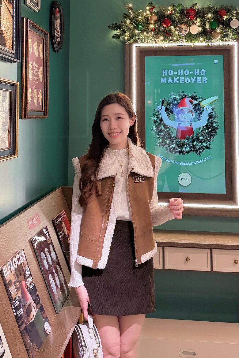 Hoặc các nàng có thể diện cùng váy mang đến vẻ ngoài nữ tính pha chút cổ điển, tạo cảm giác ấm áp và thanh lịch trong những ngày se lạnh.