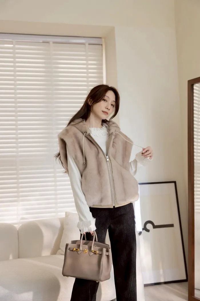 Gile lông ngắn trẻ trung, mềm mại có thể phối cùng quần tạo nên vẻ năng động.