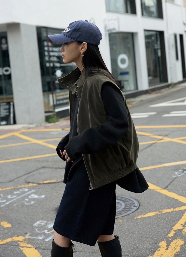 Ngoài màu nâu quen thuộc, gile da lộn màu xanh xám cũng là lựa chọn dễ phối đồ.