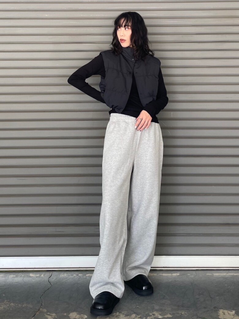 Gile phao dáng crop top kết hợp cùng quần ống suông rộng giúp tôn dáng cao ráo.