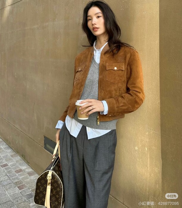 Kiểu áo khoác đậm chất amp;#34;quý tộcamp;#34; được giới sành thời trang săn đón mùa đông này, phối với váy hay quần đều sang chảnh - 2