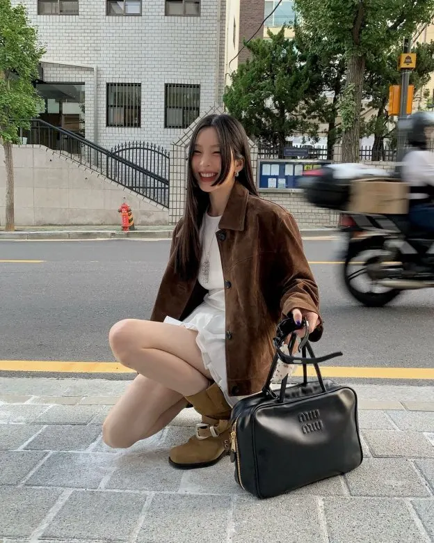 Kiểu áo khoác đậm chất amp;#34;quý tộcamp;#34; được giới sành thời trang săn đón mùa đông này, phối với váy hay quần đều sang chảnh - 6