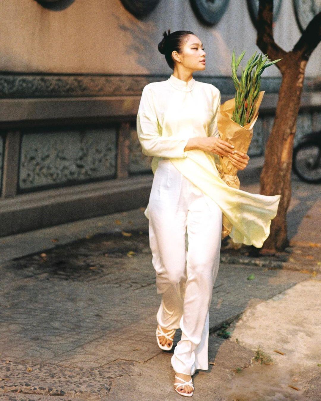 Mua giày gì để mặc với áo dài? 5 đôi giày đẹp lại tôn dáng, amp;#34;kéo dài chânamp;#34; cho hội chị em xúng xính đi chơi Tết - 2