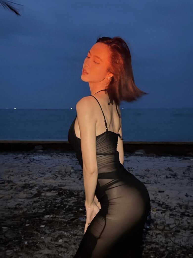 Nhờ xây dựng chế độ ăn uống hợp lý kết hợp tập luyện nên bao năm cô vẫn duy trì hình thể nuột nà, quyến rũ.