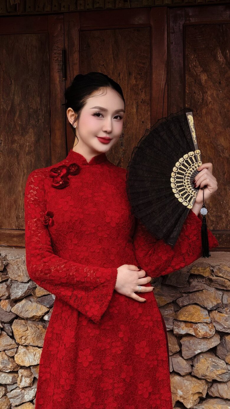 Có thể thấy, sự khác biệt giữa hình ảnh qua “cam thường” và ảnh chính chủ đăng trên trang cá nhân. Ở những bức ảnh được đầu tư chỉn chu, Hương Baby vẫn giữ được vẻ ngoài nổi bật, không hề kém cạnh nhiều mỹ nhân trong showbiz.