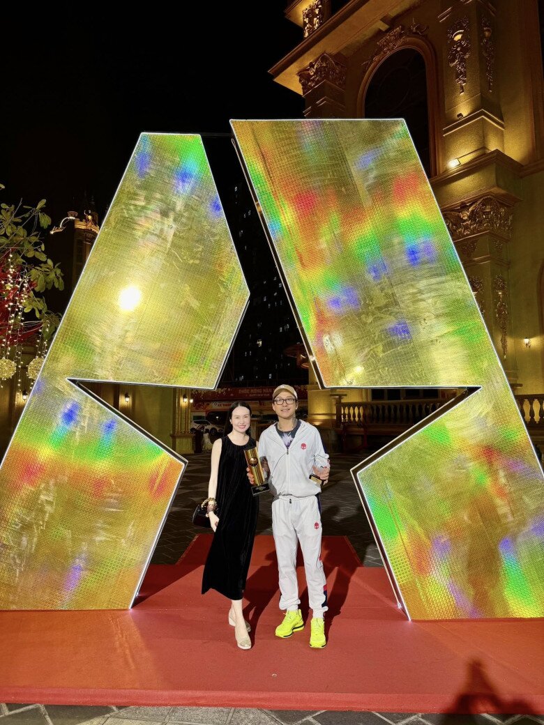 Ca sĩ Tuấn Hưng và vợ là Hương Baby cùng xuất hiện tại một sự kiện và ngay lập tức gây chú ý.