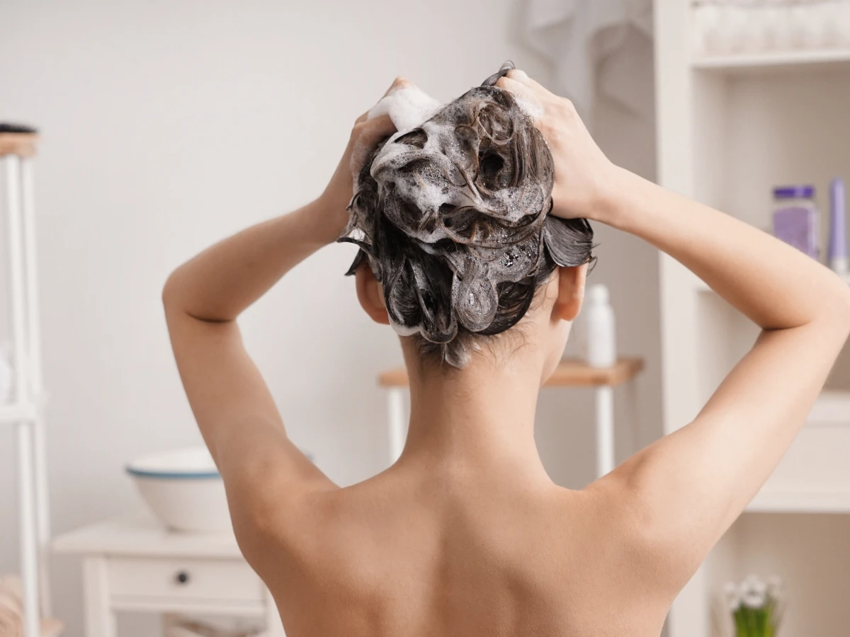 Bác sĩ tiết lộ 6 việc cần tránh khi gội đầu kẻo tóc amp;#34;rụng như mưaamp;#34;, có một hành động hại nang tóc nhất - 1