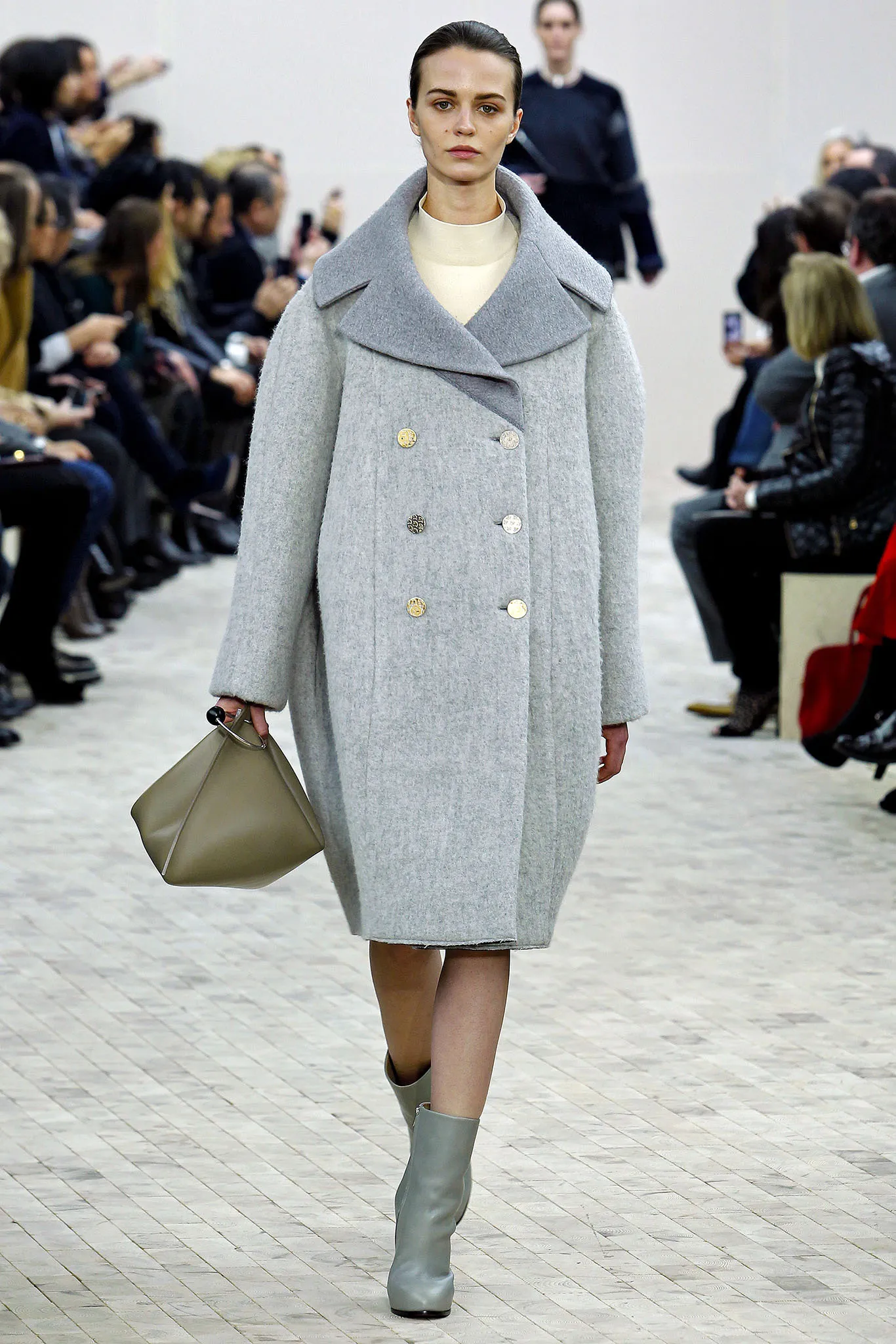 Mua áo khoác mùa đông, phụ nữ nhất định phải tránh 3 kiểu này vì chúng trông rẻ tiền và amp;#34;dìm dángamp;#34; thảm hại - 1