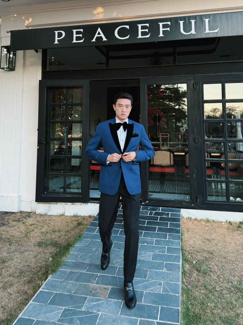 Phong thái lịch lãm, chuẩn quý ông của Quốc Trường khi chuẩn bị xuất hiện tại đêm chung kết cuộc thi sắc đẹp.